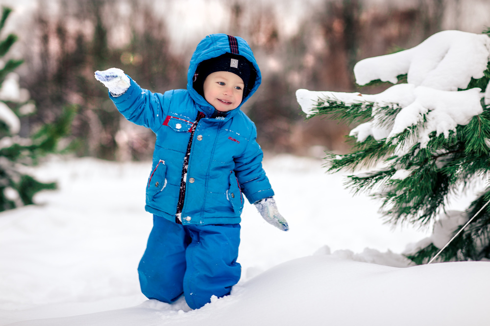 Зимние фото ребенка. Детская зимняя одежда. Дети на прогулке зимой. Малыш зимой на прогулке. Дети гуляют зимой.