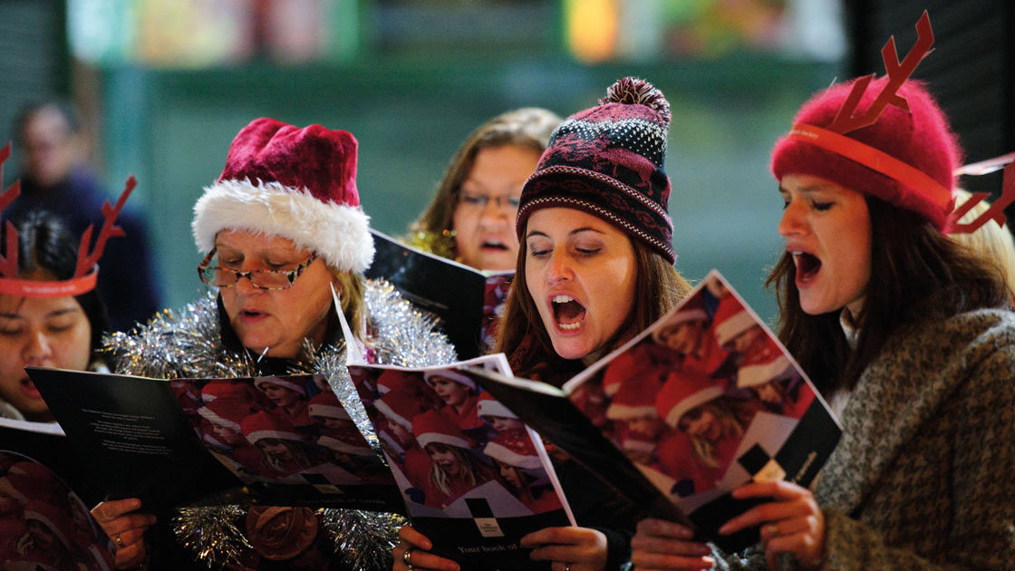 Музыка в рождество. Carol singing в Англии. Рождественские пения в Великобритании. Рождество в Великобритании. Рождество люди.